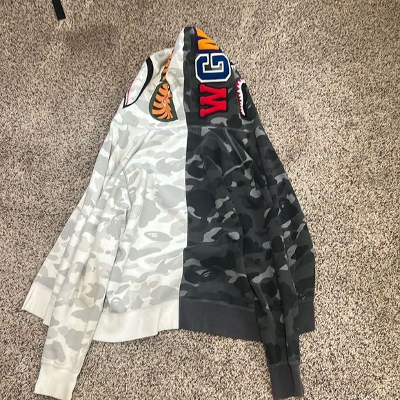 A Bathing Ape MEDIUM half black camouflage/half white camouflage ๐ค๐ค - Picture 1 of 4